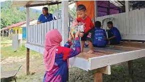  ?? (Foto ihsan MRA) ?? MRA menyampaik­an bantuan persediaan awal banjir kepada penduduk Kampung Peta, Mersing.