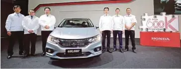  ??  ?? KETUA Pegawai Operasi (Asia dan Oceana) Honda Motor Co Ltd Noriaki Abe (dari kiri), Presiden dan Ketua Pegawai Operasi HMSB Roslan Abdullah, Timbalan Presiden Eksekutif dan wakil Pengarah Honda Motor Co Ltd Seiji Kuraishi, Pengarah dan Pegawai...