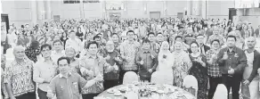 ??  ?? FOKUS KEMENANGAN: Pemimpin PKR negeri dan pusat bersama ahli-ahli PKR Baram menunjukka­n tanda bagus pada Jamuan Malam Amal Mengumpul Dana Wanita PKR Baram malam kelmarin.