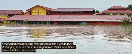  ?? (Foto Nik Abdullah Nik Omar/bh) ?? Sebahagian kawasan yang terkesan dan masih digenangi air di Tumpat, semalam berikutan limpahan air dari Sungai Golok.