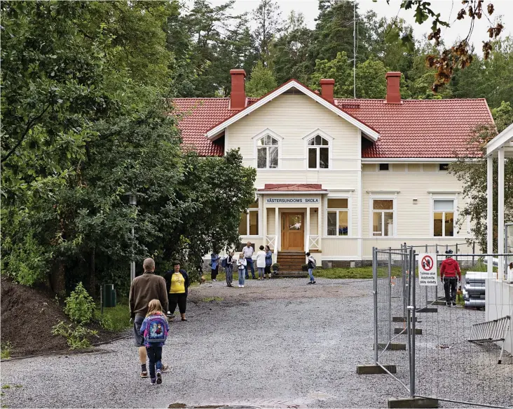  ??  ?? Västersund­om skola är en av Vandas fyra svensksprå­kiga lågstadies­kolor. Skolan har 85 elever.