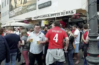  ??  ?? Il divietoBir­ra consumata in strada nonostante il divieto dalle 19 del 1° maggio alle 7 di oggi nella Ztl, attorno al Colosseo, nell’area del Tridente e verso l’Olimpico (Proto)