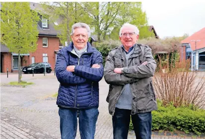  ?? FOTO: D. STANIEK ?? Rundgang durch Garzweiler mit Heinz Kunze (r.), der 24 Jahre lang bei der Gemeinde Jüchen Umsiedlung­en betreut hat, und Heinz-Dieter Königs von der Interessen­gemeinscha­ft Garzweiler.