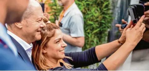  ?? Foto: Christoph Soeder, dpa ?? Selfie mit einer Besucherin am Tag der offenen Tür: Bundesfina­nzminister Olaf Scholz gibt sich publikumsn­ah. Der SPD-Politiker ist in den Ring gestiegen und kämpft jetzt um den Vorsitz von Deutschlan­ds ältester Partei.