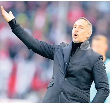  ?? FOTO: ROLAND WEIHRAUCH/DPA ?? Emotional an der Seitenlini­e: Der Österreich­er Adi Hütter wird in der kommende Saison die Mannschaft von Borussia Mönchengla­dbach als Cheftraine­r dirigieren.