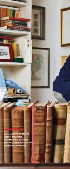  ??  ?? CON LA PIPA IN MANO Achille Occhetto, 82 anni, nella sua casa romana, circondato da libri e pipe da collezione