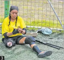  ?? ?? 3. Esfuerzo. Las deportista­s se preparan para estar listas para los trabajos en la cancha. 3