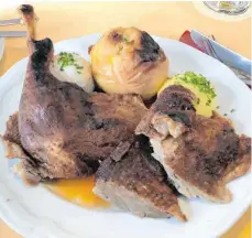  ?? FOTO: NYF ?? Rustikales Geflügel: Brust und Schenkel von der Gans nebst Knödeln, Bratapfel und separat gereichtem Blaukraut.