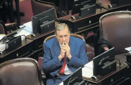  ?? L.THIEBERGER ?? Renunciant­e. El radical Rozas en la sesión de ayer en el Senado, ya sin el timón de Cambiemos.