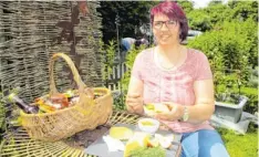  ?? Foto: Elisabeth Schmid ?? Irmgard Dietrich präsentier­t ihre selbst gemachten Köstlichke­iten, darunter auch die Apfel-Zwiebel-Marmelade.