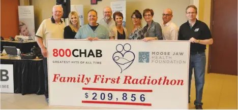  ??  ?? CHAB on-air personalit­ies and staff are joined by supporters from the Moose Jaw Health Foundation with the final total.