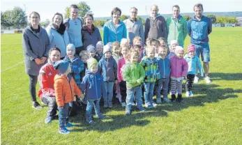  ?? FOTO: KURT ZIEGER ?? Die Kinder des Unlinger Kindergart­ens „Unterm Storchenne­st“fiebern dem Beginn des Spielenach­mittags auf dem Unlinger Sportgelän­de entgegen.