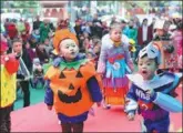  ?? CHEN DONGDONG / FOR CHINA DAILY ?? Kids in Mianyang, Sichuan, in costumes of wastes and paper they made together with parents, play games in an environmen­tal protection promotiona­l event.