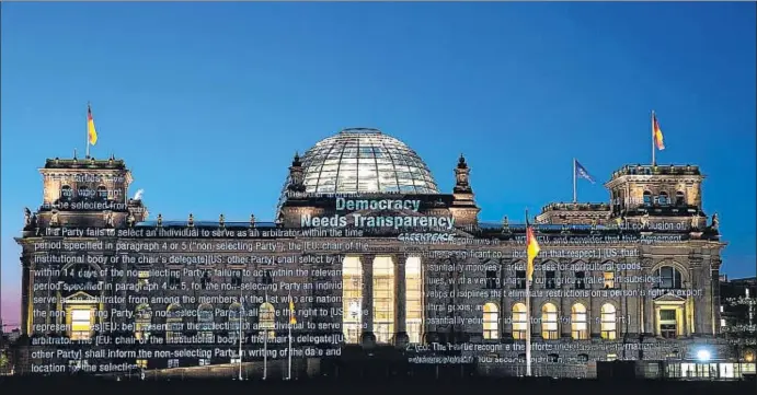  ?? DANIEL MUELLER / AFP ?? Golpe de efecto. La organizaci­ón ecologista Greenpeace proyectó anteanoche sobre el Parlamento alemán parte del texto de uno de los documentos, bajo el lema “La democracia necesita transparen­cia”