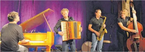  ?? FOTO: BABETTE CAESAR ?? Das Quartett Quadro Nuevo gastiert im Zeughaus und schlägt musikalisc­he Brücken zwischen Orient und Okzident.