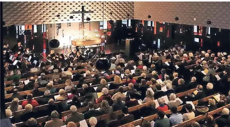  ?? FOTO: WWW.EKGR.DE ?? So voll wie bei diesem Taizé-Gottesdien­st in der Großenbaum­er Versöhnung­skirchen werden die meisten Kirchen am 24. Dezember sein.