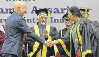  ?? RAVI KUMAR/HT ?? Actor Anupam Kher being greeted by his wife and MP Kirron Kher during the 66th convocatio­n of Panjab University in Chandigarh on Saturday as VicePresid­ent Hamid Ansari looks on. Anupam Kher was given Panjab University Kala Rattan Award by Ansari.