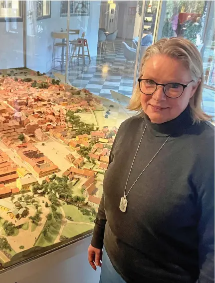  ?? BILD: ANDERS HOLMER ?? Modellen bakom Anna Fallkvist visar hur centrala Halmstad såg ut på 1800-talet – och fortfarand­e i dag är byggnadshö­jden i centrum relativt låg jämfört med andra städer.