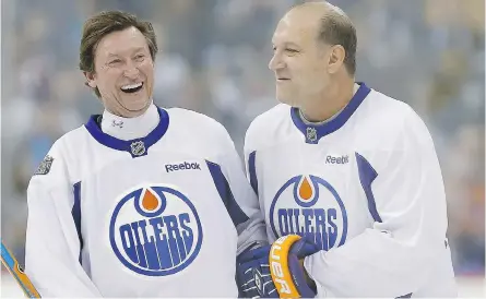  ?? JOHN WOODS / THE CANADIAN PRESS FILES ?? Former Oilers linemates Wayne Gretzky and Dave Semenko in 2016 at a practice for the NHL’s Heritage Classic Alumni game.