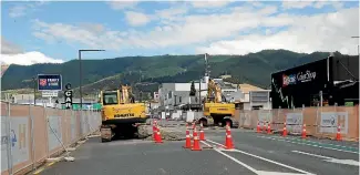  ?? PHOTO: CHERIE SIVIGNON/FAIRFAX NZ ?? The $11 million Queen St upgrade has hit an early snag with a water main in a different position than expected.