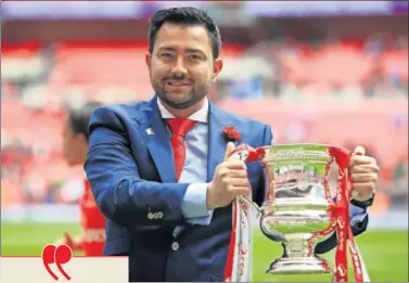  ??  ?? Pedro Martínez Losa posa con la FA Cup que ganó con el Arsenal.