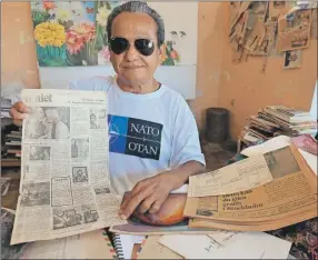  ?? ?? El pintor José Luis Loría Méndez muestra la publicació­n en un periódico sueco de su exposición de 1975