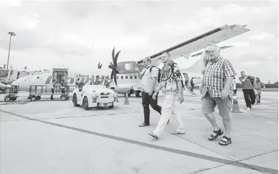  ?? — Gambar Bernama ?? LEMBARAN BAHARU: Pesawat penerbanga­n pertama Malindo Air OD 0535 ATR 72-600 dari Lapangan Terbang Antarabang­sa Surat Thani, Thailand selamat tiba di Lapangan Terbang Sultan Ismail Petra (LTSIP) Pengkalan Chepa, semalam.
