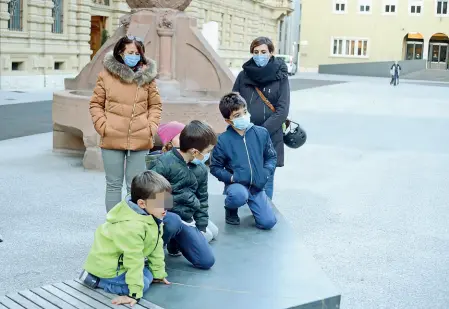  ?? (Foto Zambello Ansa) ?? La protesta Mamme e figli alla pacata manifestaz­ione dell’Asdi in piazza Magnago per chiedere l’apertura delle scuole