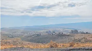  ?? FOTOS: PRIVAT ?? Nur wenige der jesidische­n Flüchtling­e sind bisher ins Shingal-Gebirge zurückgeke­hrt. Darunter Faruk Khalaf, der dankbar ist über die Gewächshäu­ser aus der Aktion „Helfen bringt Freude“. Unten links seine Frau Hadia (auf einem früheren Foto), die sich genauso freut, wieder in der Heimat zu sein, wie die jesidische­n Kinder.