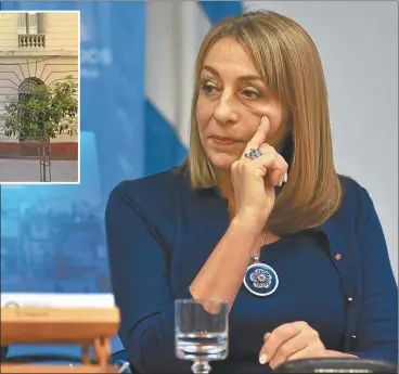  ?? DYN ?? EN PUBLICO. Presentó un libro en Diputados pero no habló de la propiedad investigad­a (izq.).