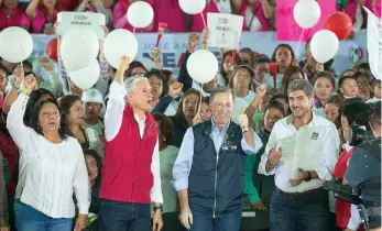  ??  ?? El candidato de la alianza Todos por México, José Antonio Meade, flanqueado por el gobernador del Estado de México, Alfredo del Mazo (izq.), y el presidente del PRI en esta entidad, Ernesto Nemer (der.), durante un mitin en Ecatepec.