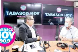  ??  ?? • José Antonio Nieves entrevista­do en Tabasco Hoy Radio Noticias.