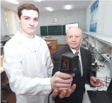  ?? ?? Владимир Щепетков (справа) уверен, что благодаря занятиям в новой лаборатори­и учащиеся смогут углублять свои знания.