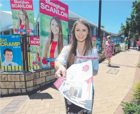  ?? Picture: RICHARD GOSLING ?? Gaven Labor candidate Meaghan Scanlon handing out how to vote fliers during pre-polling in Nerang.