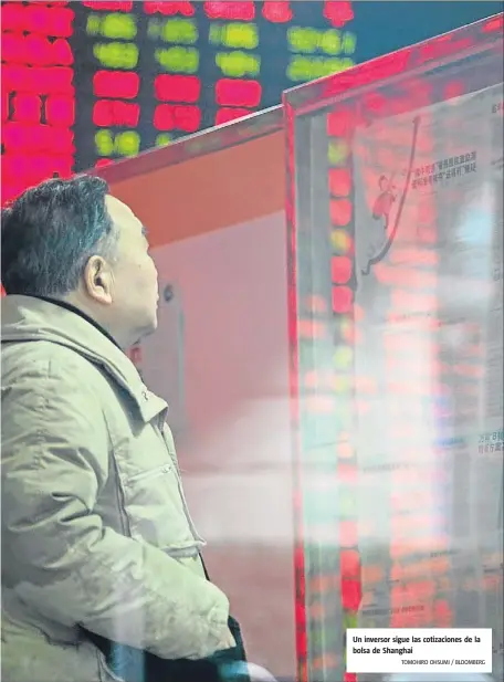  ?? TOMOHIRO OHSUMI / BLOOMBERG ?? Un inversor sigue las cotizacion­es de la bolsa de Shanghai