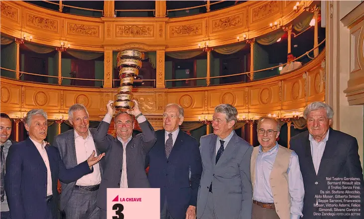  ?? FOTO LUCA BETTINI ?? Nel Teatro Gerolamo, Bernard Hinault alza il Trofeo Senza Fine. Da sin. Stefano Allocchio, Aldo Moser, Gilberto Simoni, Beppe Saronni, Francesco Moser, Vittorio Adorni, Felice Gimondi, Silvano Contini e Dino Zandegù