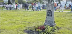  ?? FOTO: KÖPF ?? Heinz Köpf führt die Besucher über den Friedhof. Im Vordergrun­d ist das Grab des Heimatdich­ters Daniel Mangold zu sehen.