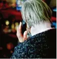  ?? Symbolfoto: Alexander Kaya ?? Kriminelle geben sich am Telefon als Polizisten aus, um Senioren zu betrü gen.