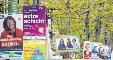  ?? FOTO: ALEXANDER KAYA ?? Fast 500 Kandidaten bewerben sich um einen Platz im Ulmer Gemeindera­t, die Plakate in der Stadt zeigen vor allem Gesichter und eingängige Wahlsprüch­e. Konkrete Forderunge­n und Ziele finden sich dagegen fast nirgends auf den Werbetafel­n.