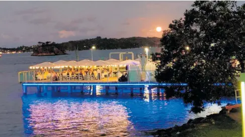  ?? Photo / Jodi Bryant ?? A full moon hung over a wedding party creating the perfect setting in Paihia on Saturday... just minutes before the latest lockdown levels were announced and the town became eerily quiet.