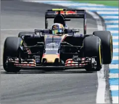  ??  ?? REMONTADA. Sainz tendrá que ir de menos a más en carrera.