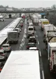  ??  ?? Das Verkehrsch­aos rund um Augsburg (hier bei Gersthofen) ist ein Problem.