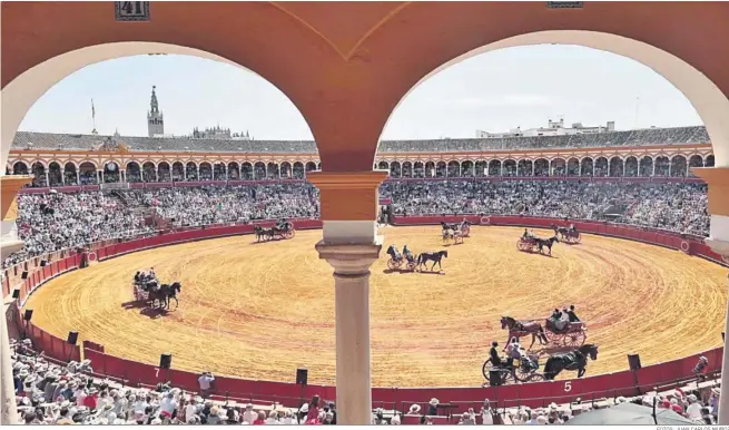  ?? FOTOS: JUAN CARLOS MUÑOZ. ?? El público de la Real Maestranza disfrutó de un auténtico espectácul­o con los enganches históricos participan­tes en la exhibición.