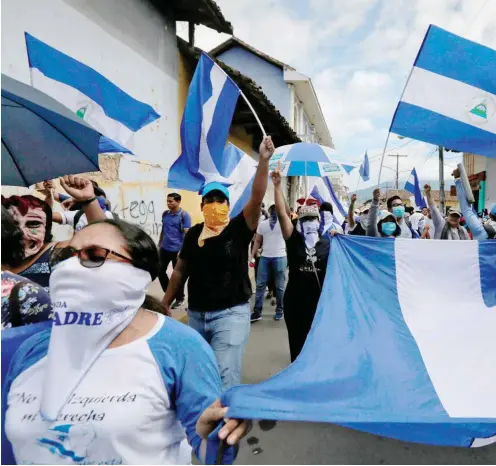  ?? Foto: AFP/Inti Ocon ?? »Ein einiges Nicaragua wird niemals besiegt werden«: Protestmar­sch gegen die Regierung Ortega in Granada am 25. August