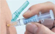  ?? FOTO: DPA ?? Wer zur Risikogrup­pe zählt, also chronisch krank, älter oder schwanger ist, sollte sich nach Ansicht des Lindauer Amtsarztes auf jeden Fall noch gegen Grippe impfen lassen, so das bisher nicht geschehen ist.
