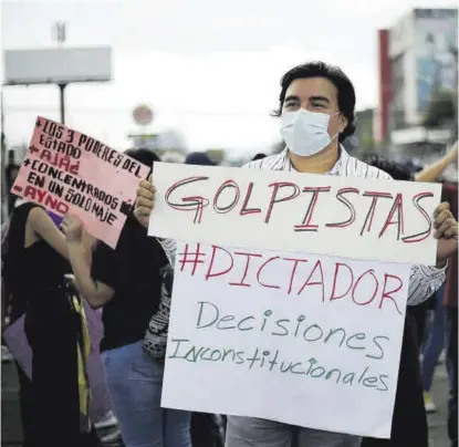  ?? RODRIGO SURA / EFE ?? 33 Protesta en San Salvador 8 Mensajes contra el presidente Bukele por los ceses de magistrado­s.