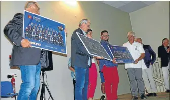  ??  ?? Les maires et présidents du stade Beaumontoi­s reçoivent l’affiche de l’équipe de France féminin