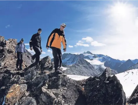  ?? FOTO: STUBAIER GLETSCHERB­AHN ?? Ungeübte sollten es am Berg langsam angehen lassen. Die richtige Ausrüstung ist das A und O.