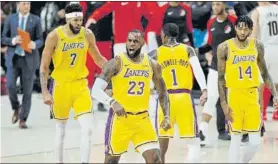  ?? FOTO: EFE ?? LeBron James, animando a sus compañeros. Los Lakers cayeron en Portland