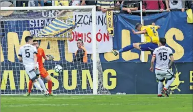  ??  ?? SIN PÓLVORA. Los jugadores del Cádiz, como en esta ocasión Carrillo, no estuvieron finos en el remate.